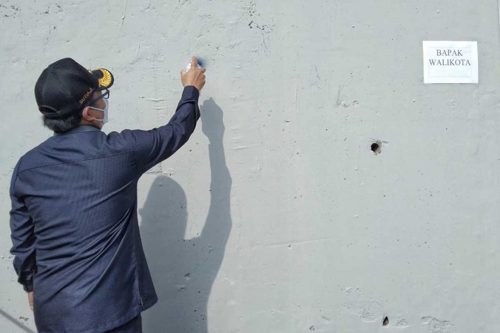 Walikota Malang Sutiaji menorehkan tanda titik, sebagai simbol "fokus". (ws1) - Mbois, Pesan Moral Grafiti Warnai Jembatan Kedungkandang