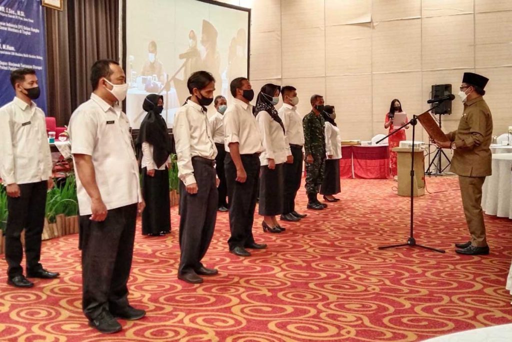 Walikota Malang berikan sertifikat kepada salah satu sekolah dengan predikat bagus lembaga perpustakaan. (ws1) - Kukuhkan IPI, Walikota Malang: Perpustakaan Literasi Pemahaman Sampai Kebijakan