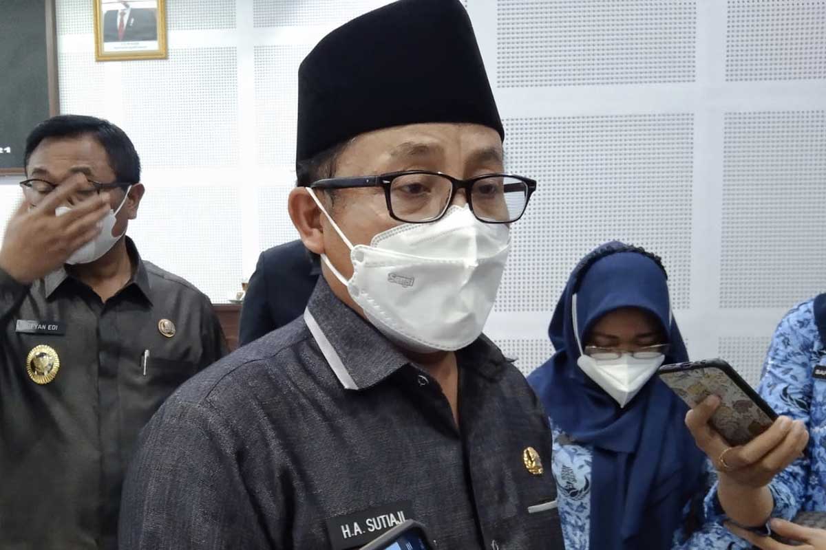 Walikota Malang jelaskan jawaban Pemkot Malang terkait tiga Ranperda. (ws1) - Sutiaji Jawab Tiga Ranperda, DPRD: Sudah Hampir Menjawab Semua