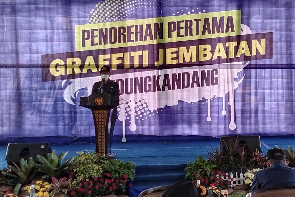 Walikota Malang memberikan arahan dan ucapan terima kasih atas kerjasama semua pihak. (ws1) - Mbois, Pesan Moral Grafiti Warnai Jembatan Kedungkandang