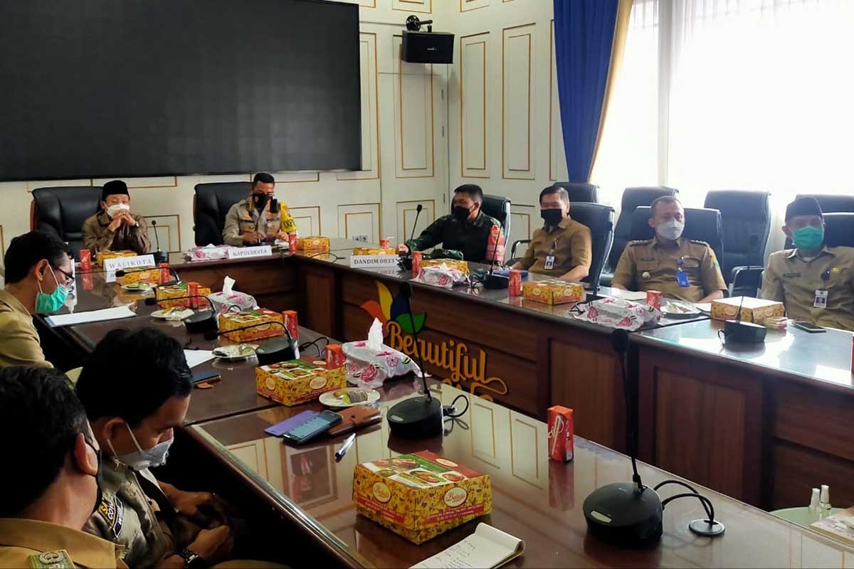 Walikota Malang pimpin evaluasi PPKM Mikro II. (ws1) - Evaluasi PPKM Mikro II, Kasus Covid-19 Kota Malang Turun Signifikan