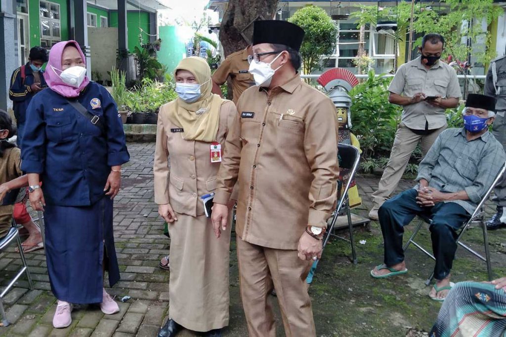 Walikota bersama Kadinsos meninjau langsung lokasi penyaluran BPNTD. (ws1) - Pemkot Malang Salurkan BPNTD 7226 KPM melalui E-Warung