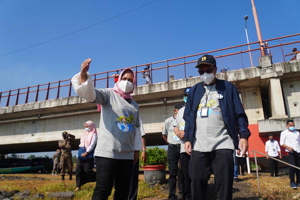 Walikota bersama Kepala BBWS Brantas pada kegiatan bersih-bersih sungai dalam rangka Hari Air Sedunia - Wisata Bahari Majapahit Ikon Wisata Baru di Kota Mojokerto