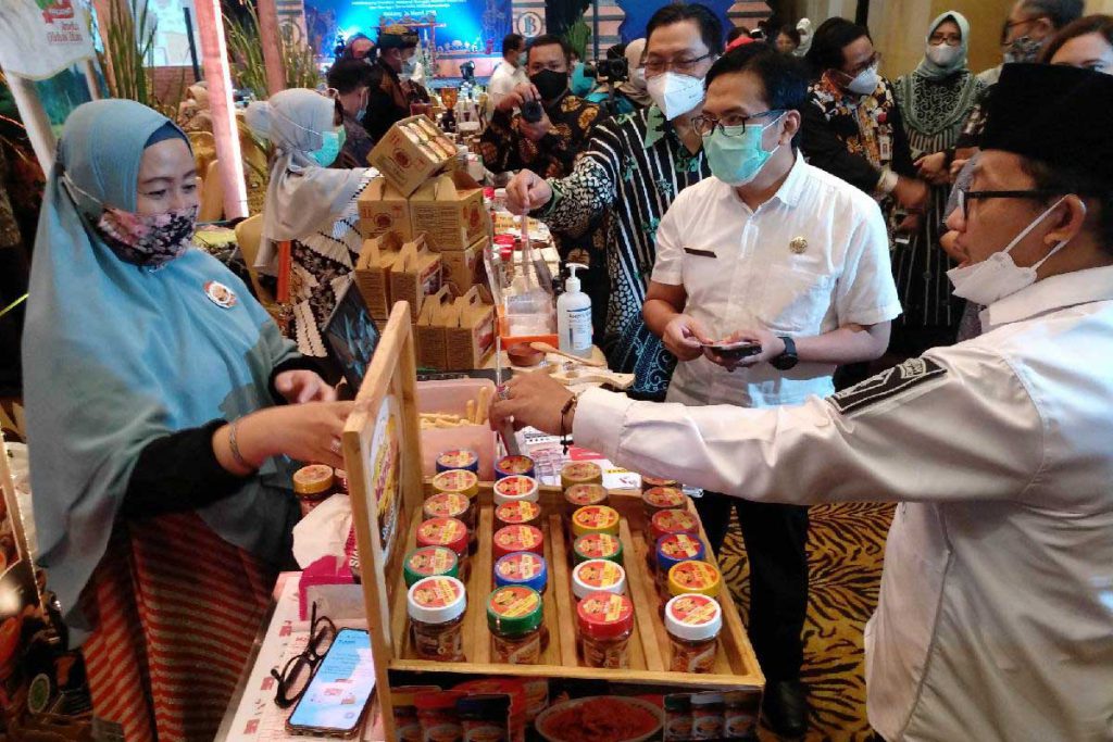 Wali Kota Malang, Kepala Diskopindag, dan Kepala Perwakilan BI Malang, mencicipi Sambal Mama Ni. (rhd) - Meski Cabai Mahal, Sambal Mama Ni Banjir Order Jelang Ramadan
