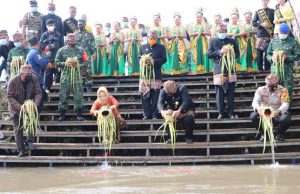 Walikota didampingi Wawali serta jajaran Forkopimda melarungkan sembilan mata air di Bantaran Sungai Ngotok - Mojotirto Festival Tandai Bangkitnya Ekonomi Kepariwisataan