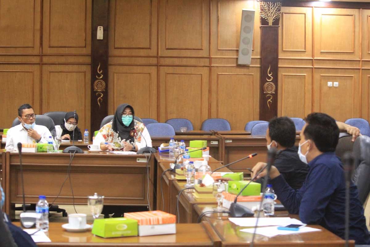 WADUL - Warga Perum Delta Sari, Kecamatan Waru, Sidoarjo mengadu ke Komisi A DPRD Sidoarjo soal penyerahan fasilitas umum (fasum) dan fasilitas sosial (fasos) di perumahan elit itu, Rabu (31/03/2021) - Warga Perum Delta Sari Wadul ke Dewan