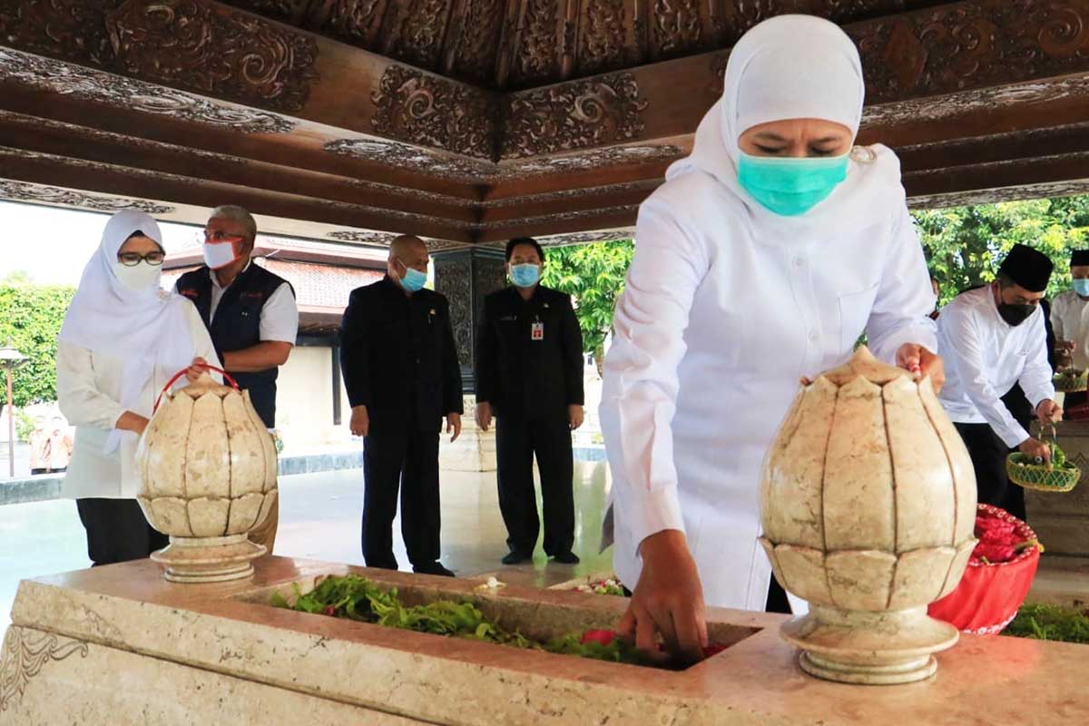 ZIARAH PROKLAMATOR : Gubernur Jatim Khofifah Indar Parawansa bersama Walikota Blitar H. Santoso dan Wakil Walikota (Wawali) Tjujuk Sunarjo, Bupati Blitar Rini Syarifah dan Wakil Bupati (Wabup) Blitar H. R. Santoso dan beberapa Kepala OPD Pemprov Jatim dan Pemkot Blitar. (hms) - Khofifah Bangkitkan Spirit Nasionalisme