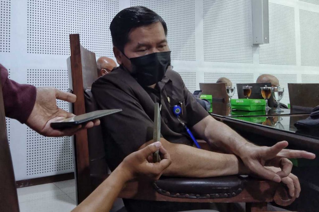 dr Husnul Muarif jelaskan vaksinasi lansia. (ws1) - Target April, Dinkes Terus Update Penerima Vaksinasi Lansia
