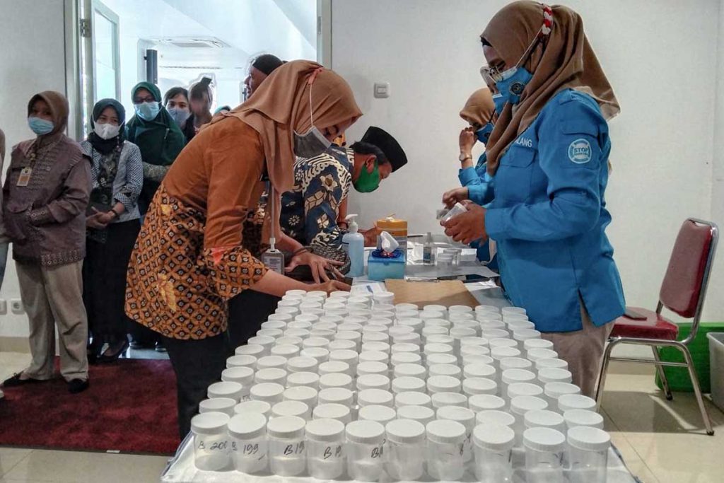 Deteksi Dini, Pemkot Malang Kembali Tes Urine Jajaran ASN 2 ASN antri untuk diambil sampel urinenya. (ws1) - Deteksi Dini, Pemkot Malang Kembali Tes Urine Jajaran ASN