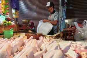 Ahmad ketika ditemui di Pasar Besar Batu. (ws2) - Masuki Pertengahan Ramadan, Daging Ayam Mulai Menanjak