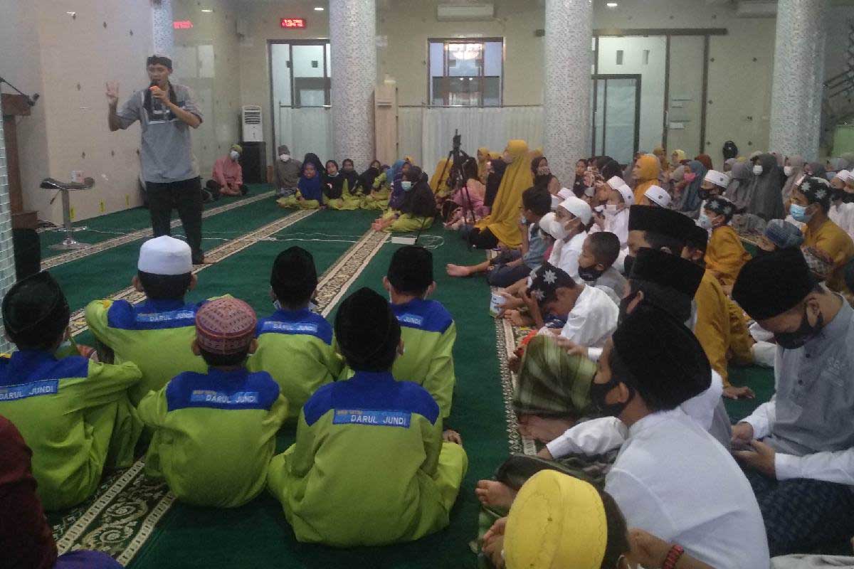 Anak-anak yatim bahagia mendengarkan tausyiah. (rhd) - Komunitas Aksara Tumapel Malang Tuntaskan Santunan 400 Anak Yatim