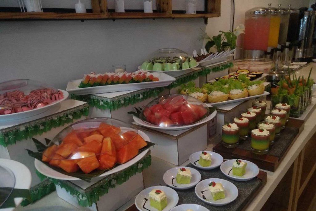 Aneka kudapan santap takjil. (ws1) - Paket Ramadan, Whiz Prime Hotel Malang Diskon Kamar dan Kuliner Cuma Rp75 Ribu