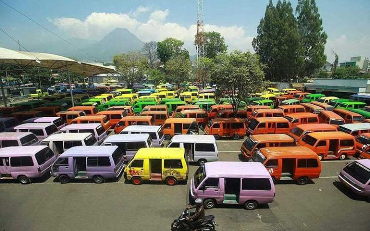 Angkutan Kota yang beroperasional di Kota Batu mandek. (ist) - Larangan Mudik Bikin Ambyar Rent Car dan Organda Kota Batu