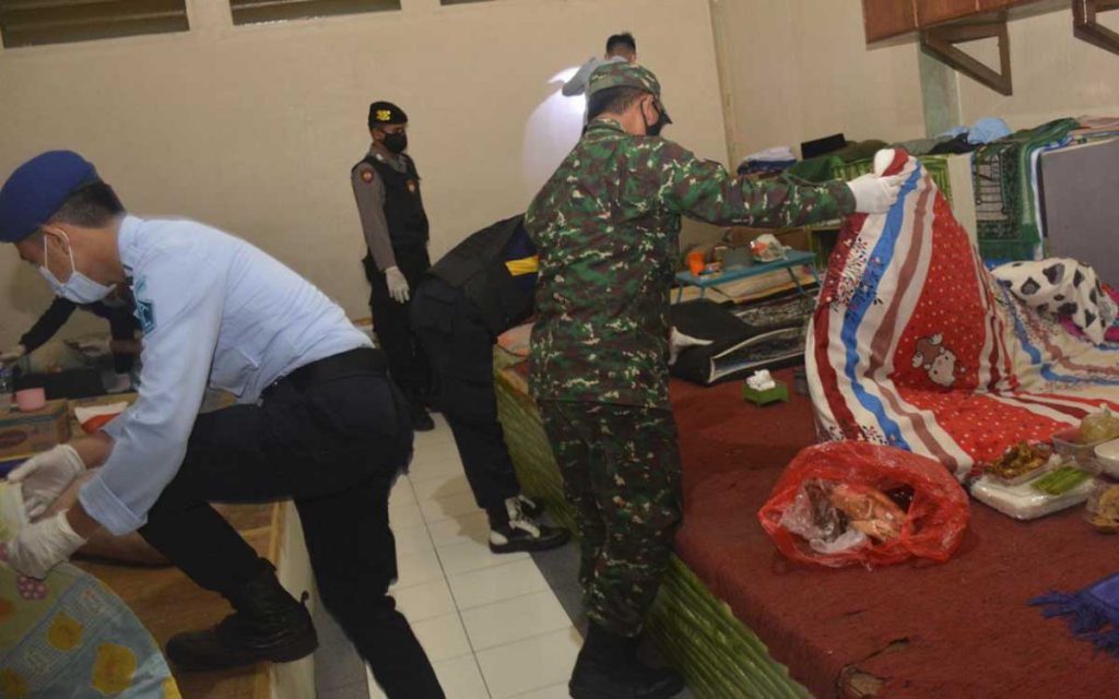Aparat gabungan menggeledah blok hunian. (ist) - Libatkan Aparat TNI-POLRI-BNN, Lapas Lowokwaru Operasi Penggeledahan Blok Hunian