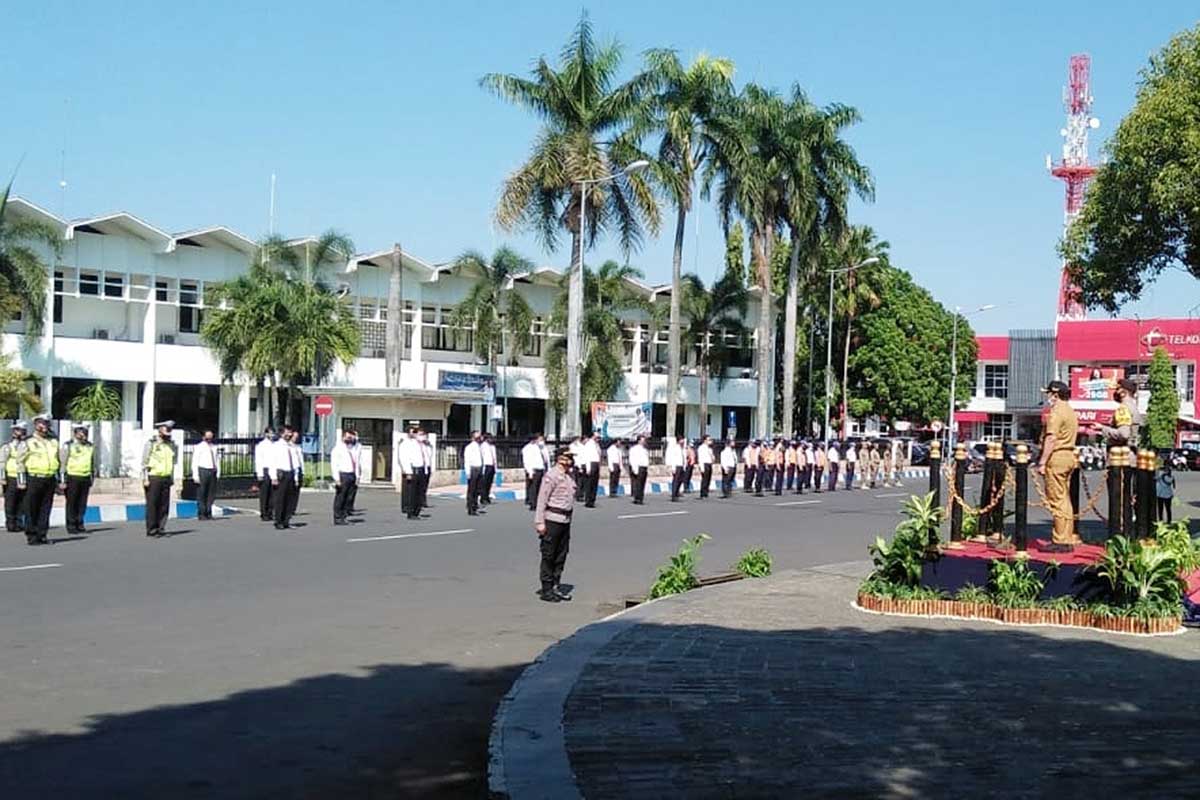 Apel Kesiapan Pengamanan Larangan Mudik. (yas) - Tegakkan Larangan Mudik, Personel Gabungan Siaga di Perbatasan Jember