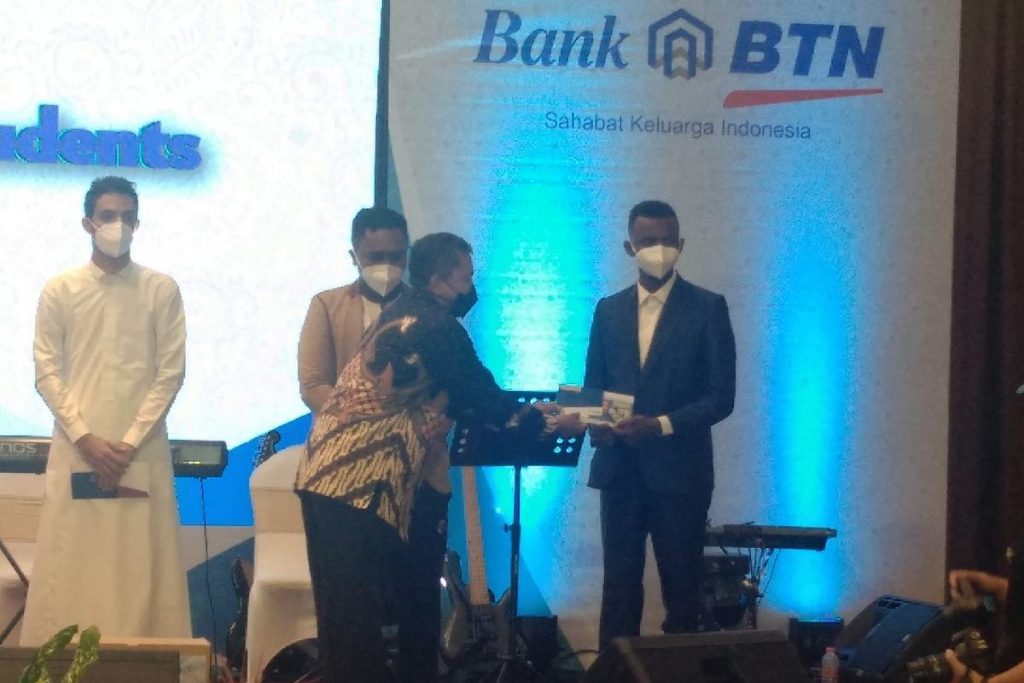 BM BTN Malang menyerahkan buku tabungan. (rhd) - BTN Malang Bantu Mahasiswa Asing Polinema Terdampak Covid-19