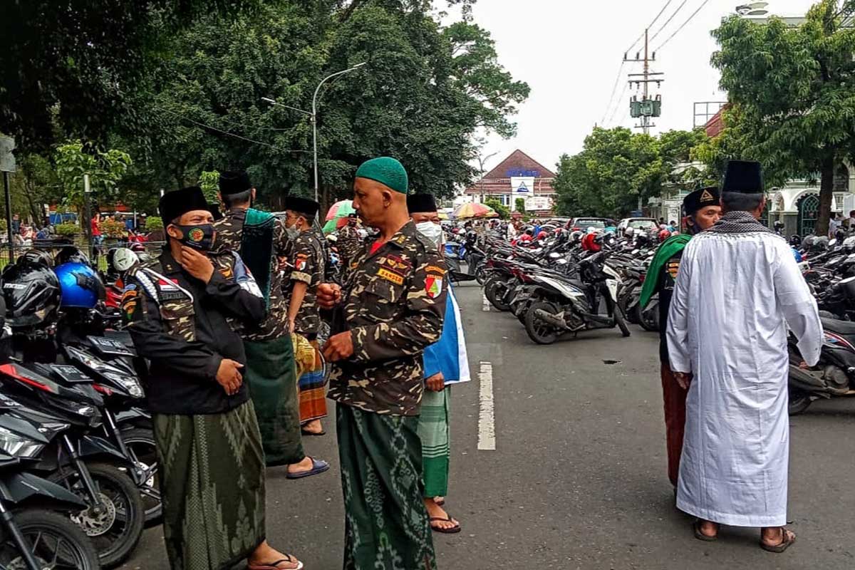 Banser mengamankan salat Jum'at sekaligus memantau dari jarak tertentu gereja. (ist) - Pengamanan Misa Al Masih, Ansor Kota Malang Memantau Dari Jarak Tertentu