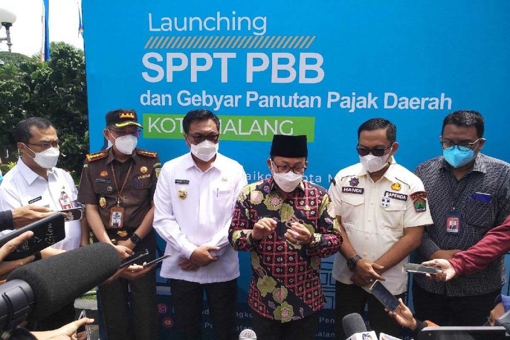 Sutiaji memberikan keterangan resmi kepada awak media. (rhd) - Bapenda Launching Pelayanan Publik Berbasis Elektronik e-SPPT PBB - Diikuti launching pelayanan publik oleh Dishub, Dispendukcapil dan Disporapar