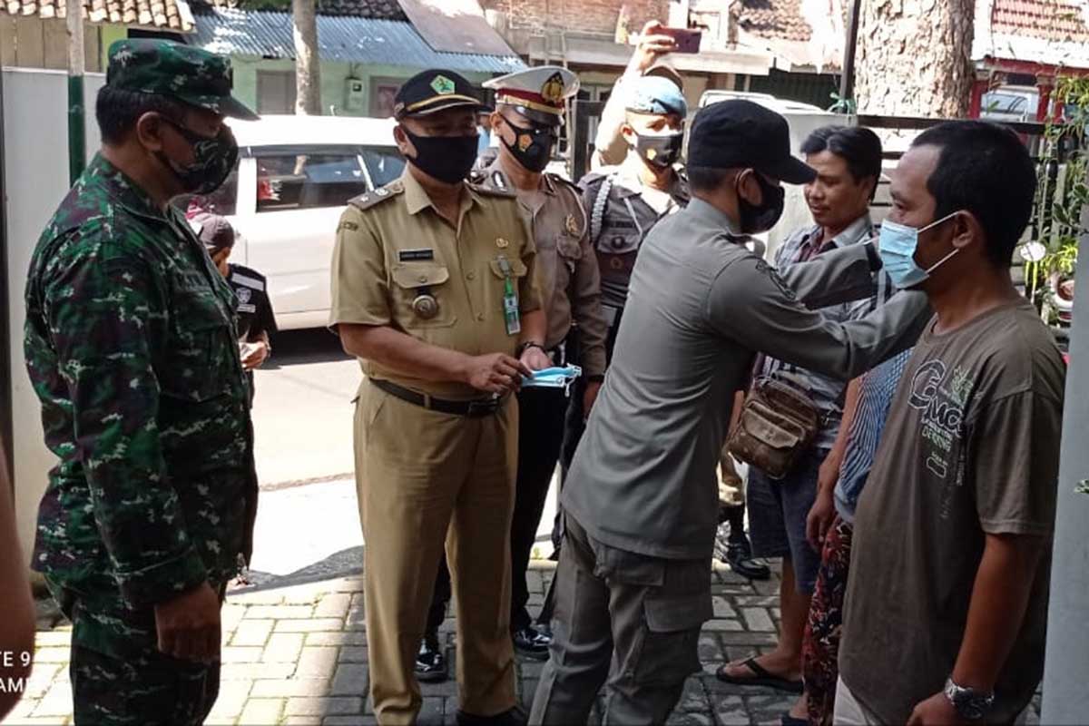 Beberapa pelanggar prokes ditegur dan diberikan masker. (ist) - Sidak Pasar Tawangmangu dan Jalan Gajayana, Satgab Jaring Pelanggar Prokes