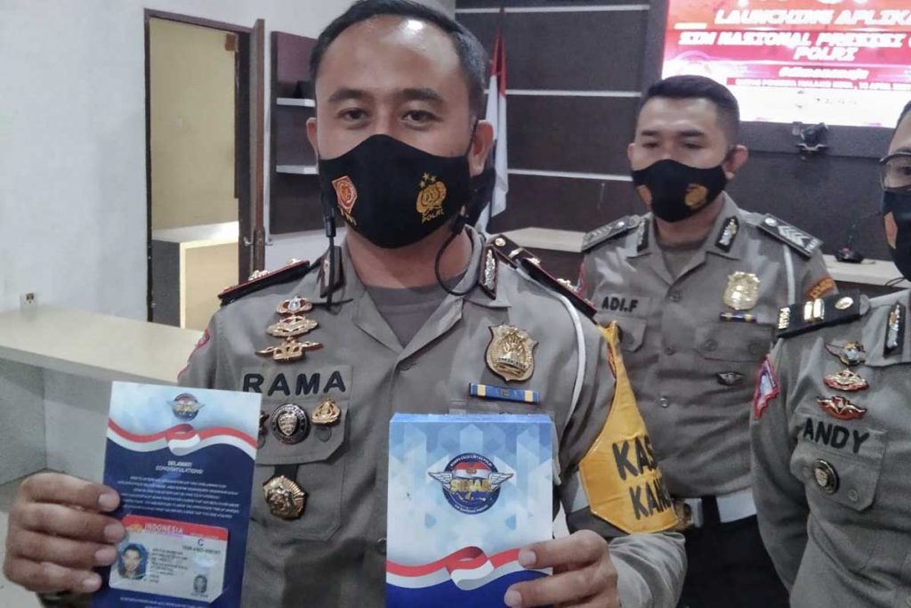 Bentuk SIM dan surat jika melalui pengiriman POS Indonesia. (ws1) - Perpanjangan SIM Cukup Melalui Aplikasi SIM Nasional Presisi