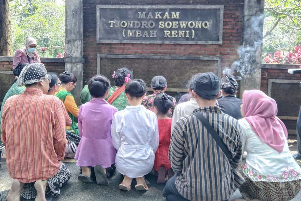 Berziarah ke makam Mbah Reni, penggagas Topeng Malang. (ws1) - KBP Gelar Megengan, Bentuk Menyambut Bulan Ramadhan