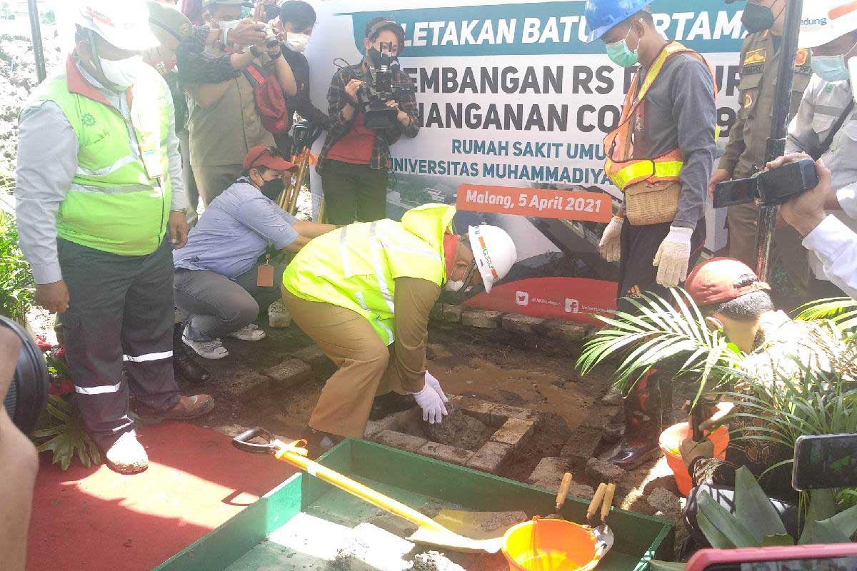 Bupati Malang HM Sanusi meletakkan batu pertama pembangunan RS darurat penanganan Covid-19. (rhd) - UMM Dirikan RS Darurat Penanganan Covid-19, Cikal RS Penyakit Infeksius
