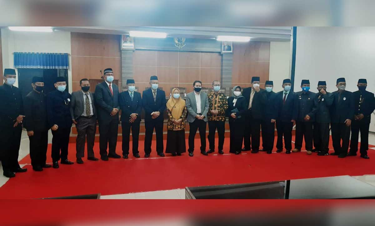 Bupati Nganjuk Novi Rahman Hidayat (tengah) bersama pejabat eselon II, III dan IV yang baru dilantik di Ruang Anjuk Ladang Pemda Nganjuk, Kamis (1/4/2021) malam - Bupati Nganjuk Lantik 18 Pejabat Eselon II Malam Ini