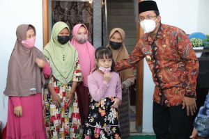 KUNJUNGI - Bupati Sidoarjo, Ahmad Muhdlor Ali (Gus Muhdlor) mengunjungi salah satu keluarga kru KRI Nanggala 402 di Krian dan Balongbendo, Sidoarjo, Selasa (27/04/2021) - Bupati Instruksikan Kibarkan Bendera Setengah Tiang dan Salat Gaib