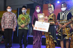 Bupati didampingi Wabup menyerahkan hadiah kepada pemenang festival seni budaya - Festival Seni Budaya Tumbuhkan Cinta Budaya Bagi Para Pelajar