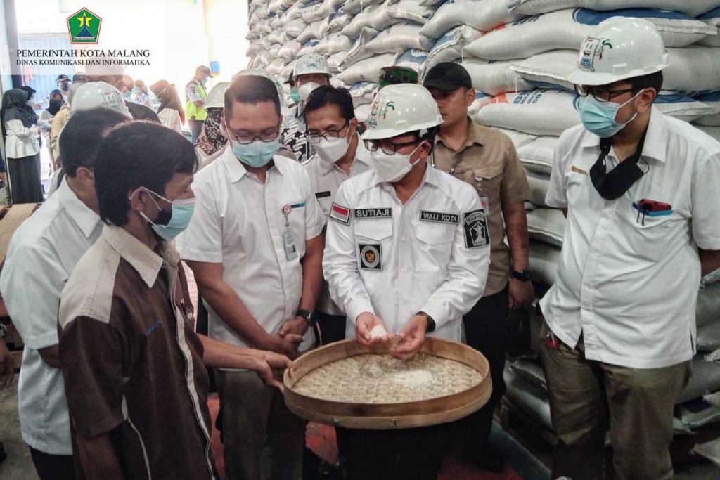 Memastikan kualitas beras yang ada di gudang Bulog. (ws1) - Jelang Idul Fitri, Stok Sembako Kota Malang Dipastikan Aman