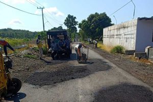 DPUCKPP saat memperbaiki Ruas Jalan Gambor di Desa Benelan Kidul, Kecamatan Singojuruh - DPUCKPP Mulai Perbaiki Jalan Rusak Akibat Aktivitas Kendaraan Pengangkut Galian C