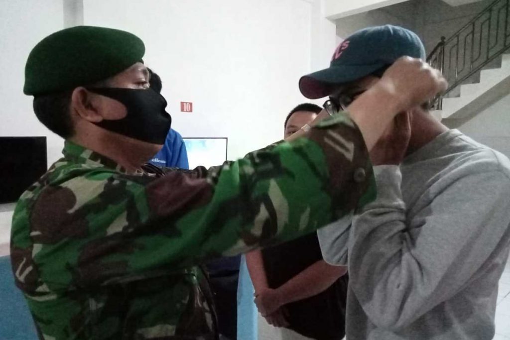 Diberikan masker gratis. (ist) - PPKM Berlanjut, Operasi Yustisi Sasar Arjosari dan Kedungkandang