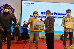 Direktur Polinema memberikan bantuan bingkisan kepada mahasiswa asing. (ws2) - BTN Malang Bantu Mahasiswa Asing Polinema Terdampak Covid-19