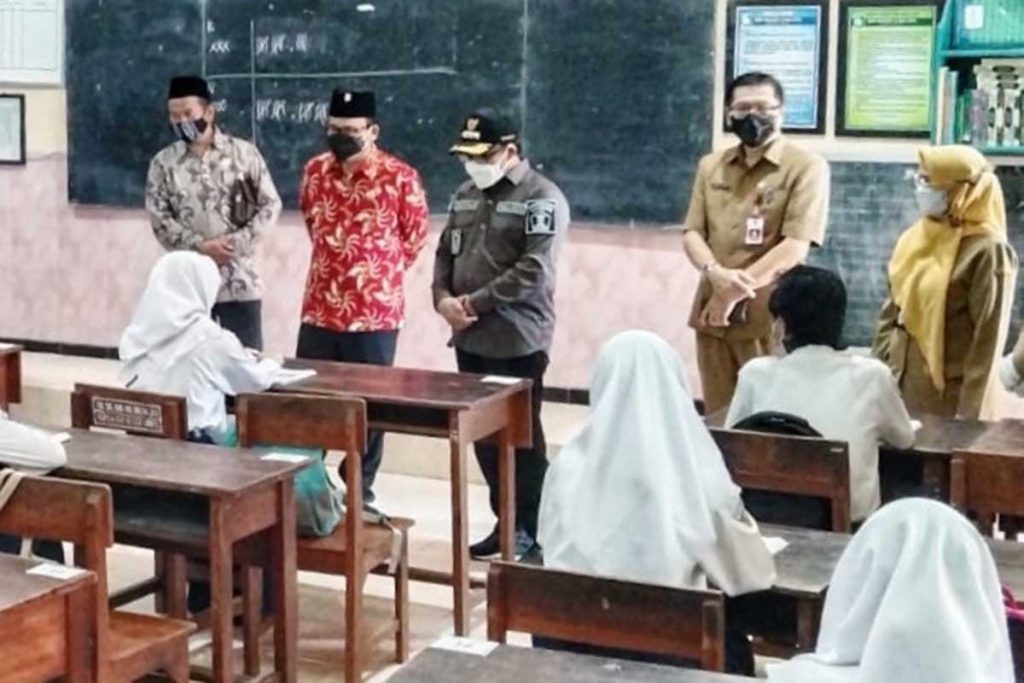 Forkopimda meninjau pembelajaran tatap muka pertama. (ws1) - Kota Malang Mulai Buka Pembelajaran Tatap Muka Terbatas, Walikota: Kuncinya di Prokes
