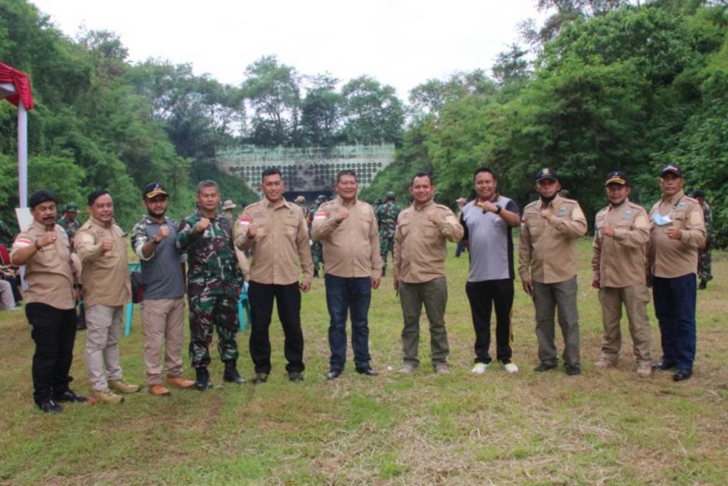 Forkopimda se-Malang Raya di sela latihan bersama. (ist) - Bangun Sinergitas, Forkopimda Malang Raya Latihan Menembak Bersama