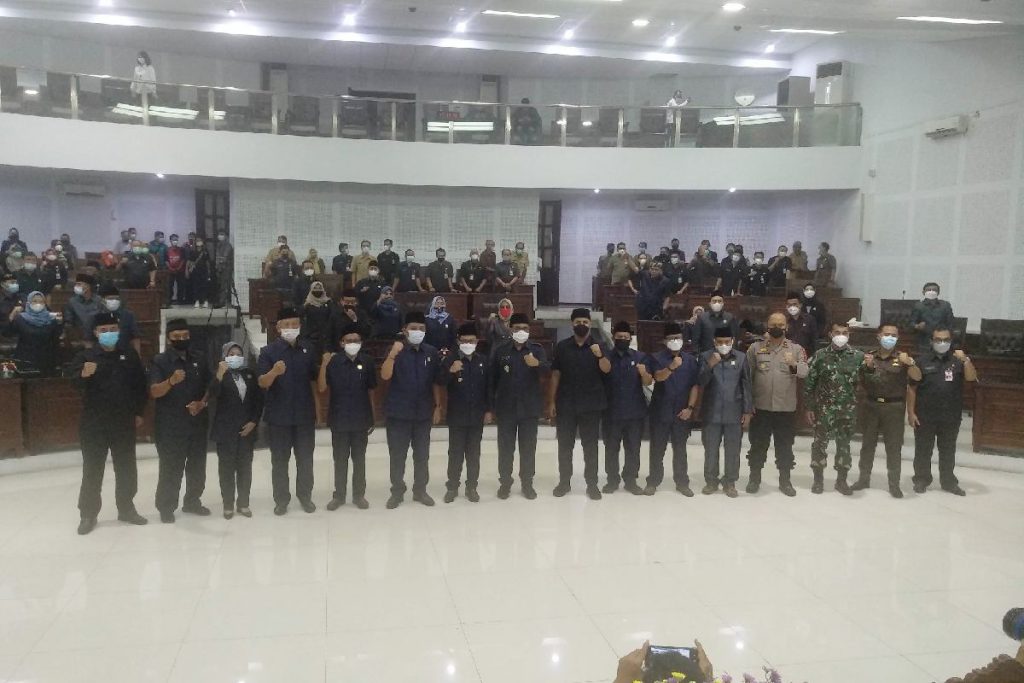 Foto bersama Walikota Malang, OPD dan DPRD Kota Malang. (ws1) - DPRD Nilai 8 Indikator Belum Tercapai, Walikota: Jadi Catatan Rekomendasi