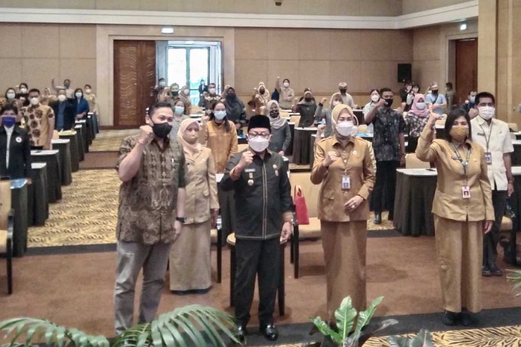 Foto bersama Walikota dan pelaku usaha Jasa Usaha Pariwisata. (ws1) - Pemkot Malang Dorong Pelaku Jasa Usaha Pariwisata Urus TDUP