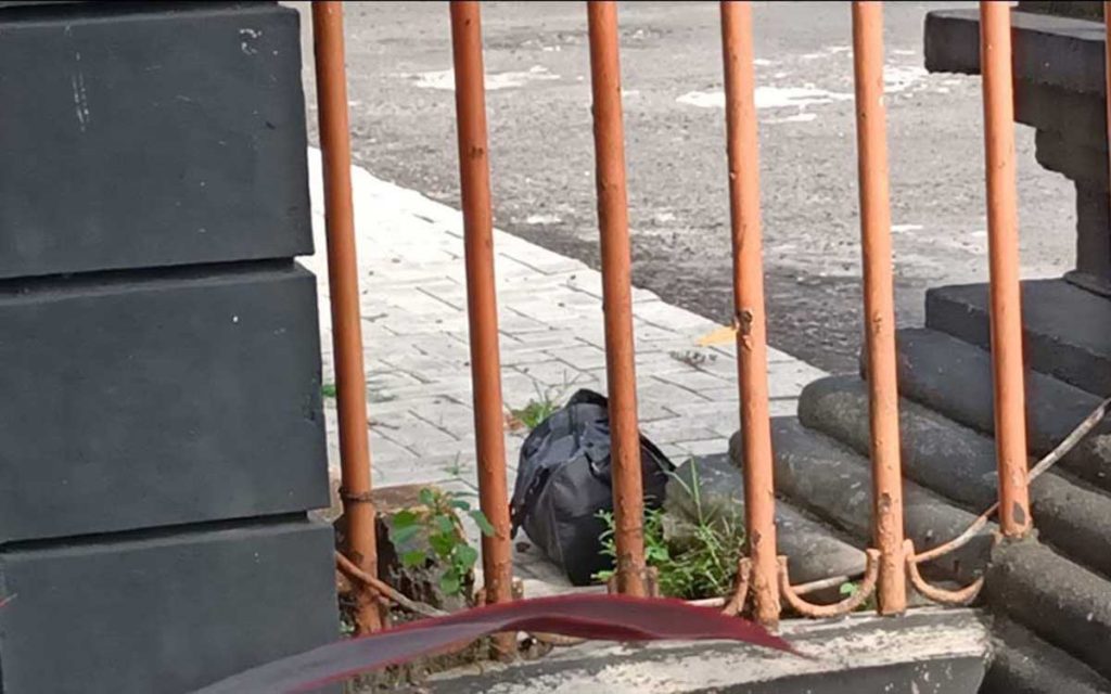 Tim Jihandak Gegana Polda Jatim Lakukan Evakuasi - Geger Penemuan Tas di Depan Kantor Dewan