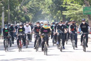 Sambil Gowes, Khofifa Meninjau UMKM Lamongan dan Kampanye Penggunaan Masker