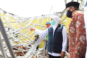 Gubernur Jatim Khofifah Indar Parawansa mengunjungi terdampak gempa di Malang. (ist) - Pasca Gempa 6,1 M, Khofifah: Waspadai Longsor dan Banjir Bandang