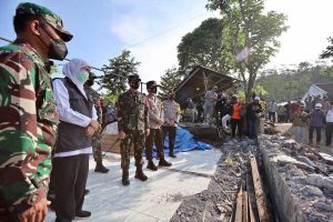 Gubernur Jatim Khofifah saat peletakan batu pertama pembangunan rumah korban gempa. (ist) - Libatkan TNI-POLRI, Bangun Rumah Warga Terdampak Gempa Malang