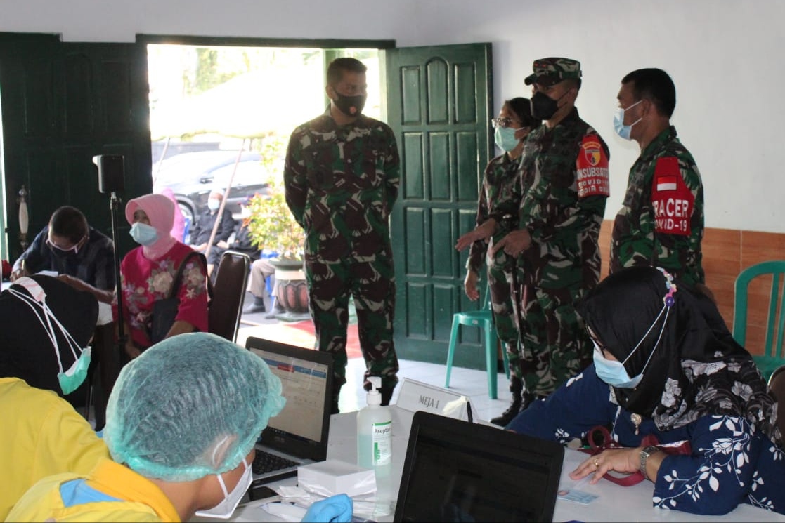 Dandim 0833 menyaksikan vaksinasi kepada Purnawirawan dan Warakawuri TNI AD. (ist) - Kodim 0833/Kota Malang Vaksinasi Purnawirawan dan Warakawuri TNI AD