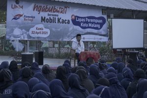 Tausiyah kepada penghuni Lapas Perempuan Kelas II Malang. (ist) - UMM Ramadan Berbagi, Buka Bersama WBP Lapas Perempuan Kelas II Malang