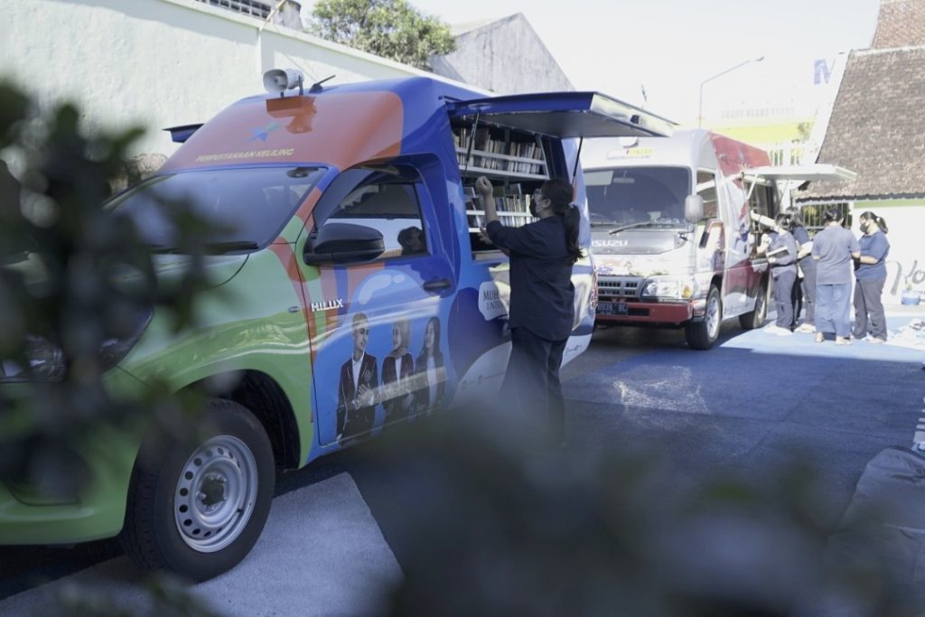 Animo WBP membaca buku di Mobil KaCa. (ist) - UMM Ramadan Berbagi, Buka Bersama WBP Lapas Perempuan Kelas II Malang