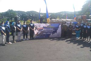 Jajaran pimpinan dan karyawan BPF Malang menyerahkan bantuan melalui Walikota Malang. (rhd) - Peduli Korban Gempa, BPF Malang Salurkan Bantuan Melalui Pemkot Malang