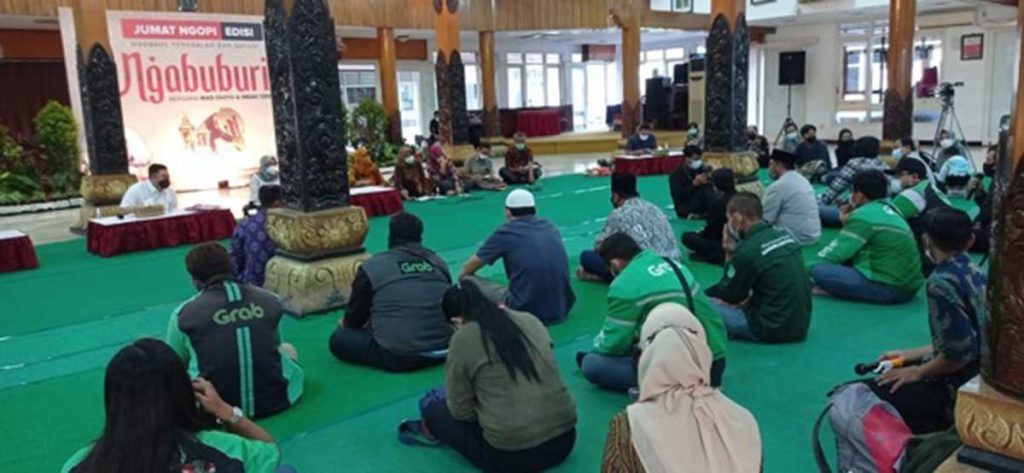 Jum'at Ngopi yang digagas Bupati Kediri dan Wabup kembali digelar di Pendopo Panjalu Jayati Kabupaten Kediri, Jumat (16/4/2021) - Mas Bup Tampung Aspirasi Kades di Jum'at Ngopi Edisi Ngabuburit