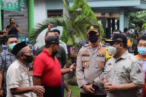 Kapolres dan Forkopimda saat mengunjungi sekaligus memberi bantuan ke korban gempa bumi, Minggu (11 April 2021) - Kapolres dan Forkopimda Bantu Korban Gempa