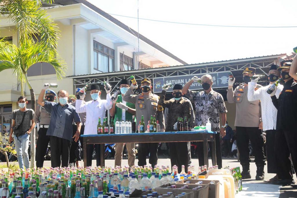 Kapolresta Banyuwangi Kombespol Arman Asmara Syarifuddin bersama tokoh masyarakat Banyuwangi ketika acara pemusnahan Miras dan Knalpot Brong, bertempat di Mapolresta Banyuwangi, Rabu (14/4/2021) siang. (ras) - Ribuan botol Miras dan Puluhan Knalpot Brong Dimusnahkan