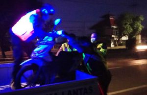 Kapolsek Tanggulangin AKP Masyhur Ade memimpin olah TKP laka KA di perlintasan KA, Desa Ketapang, Kecamatan Tanggulangin. (gus) - Warga Perum Taman Candiloka Tewas Disambar KA