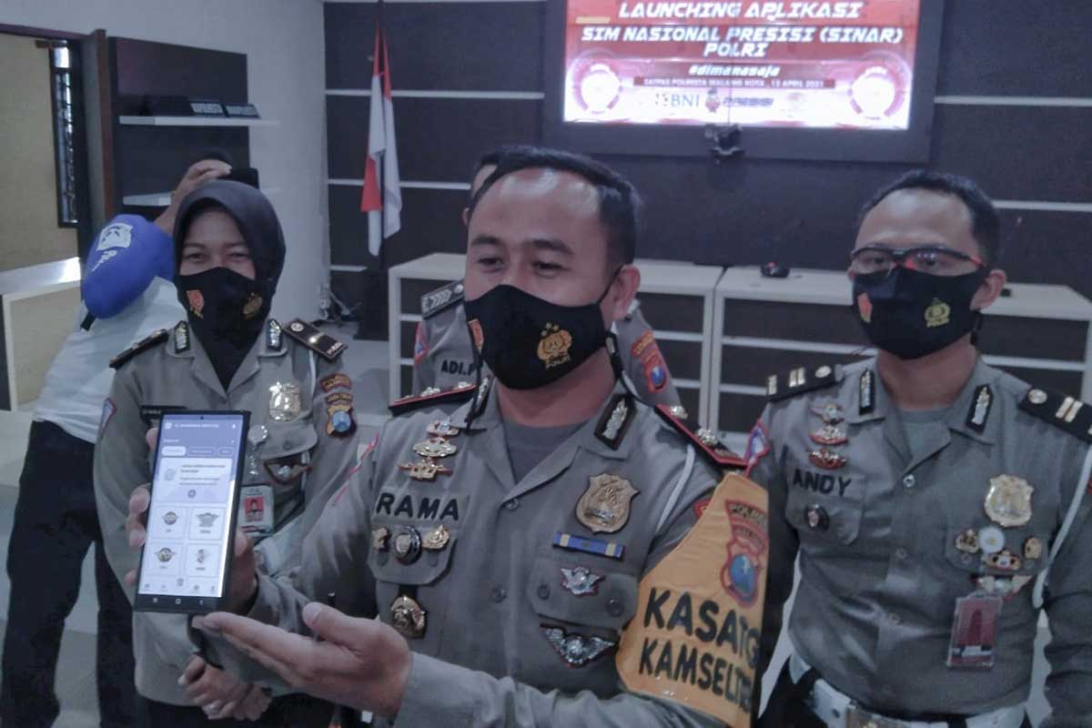 Kasatlantas menunjukkan Aplikasi Sinar di gawai kepada awak media. (ws1) - Perpanjangan SIM Cukup Melalui Aplikasi SIM Nasional Presisi